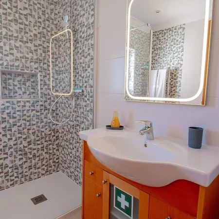 Lily - Fabulous 1-bed With Roof Terrace דירה