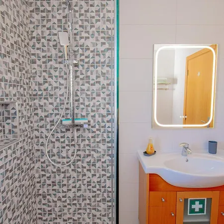 Lily - Fabulous 1-bed With Roof Terrace *