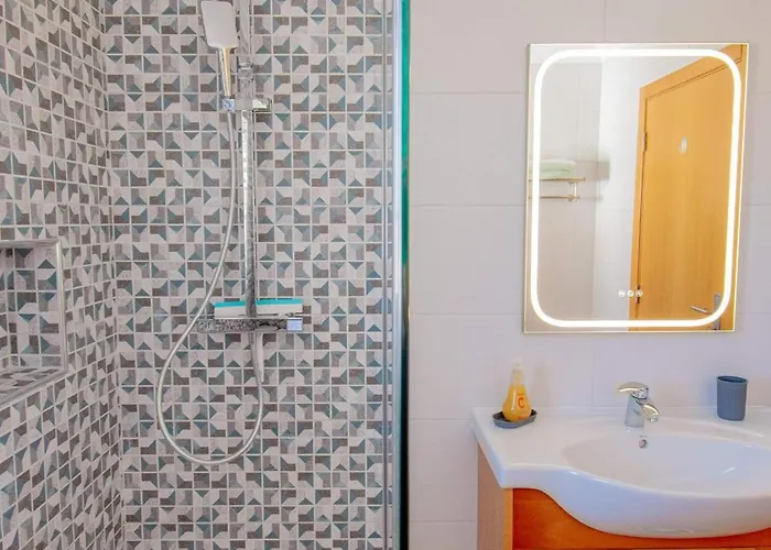 Lily - Fabulous 1-bed With Roof Terrace *