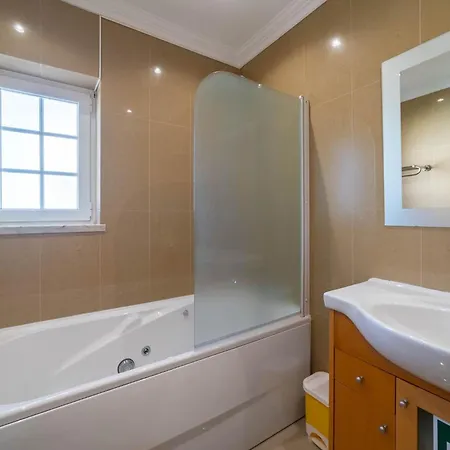 Lily - Fabulous 1-bed With Roof Terrace