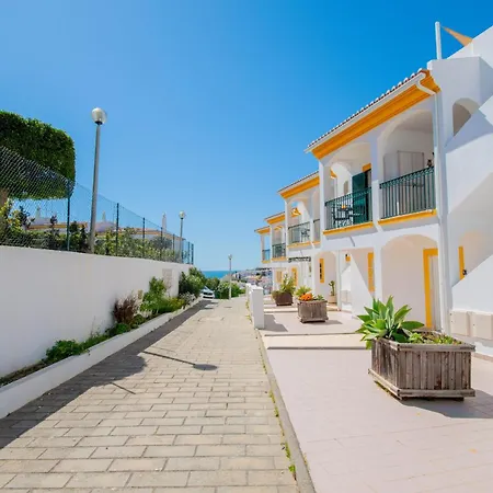 Lily - Fabulous 1-bed With Roof Terrace Apartment *